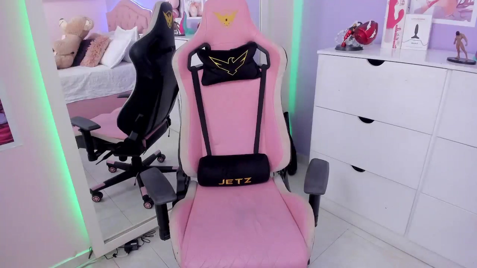 Gallery image thumbnail from Curvy_Girl_'s myfreecams stream on, 04/17/2024, 04:03 image 3 of 20