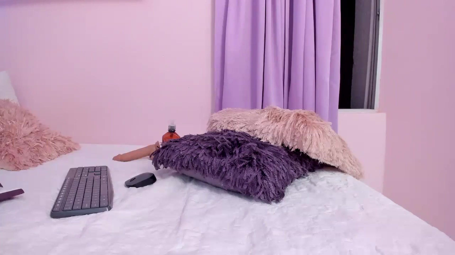 Gallery image thumbnail from Curvy_Girl_'s myfreecams stream on, 04/27/2024, 07:20 image 7 of 20