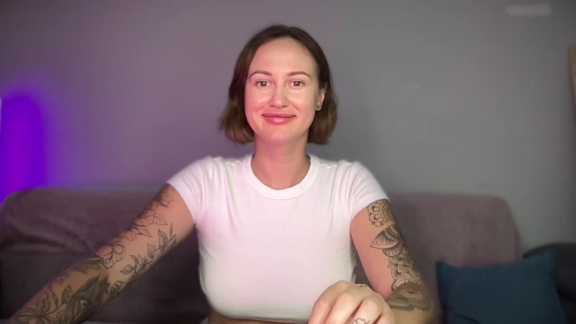Gallery image thumbnail from Curvy_Me's myfreecams stream on, 08/31/2024, 16:36 image 15 of 20