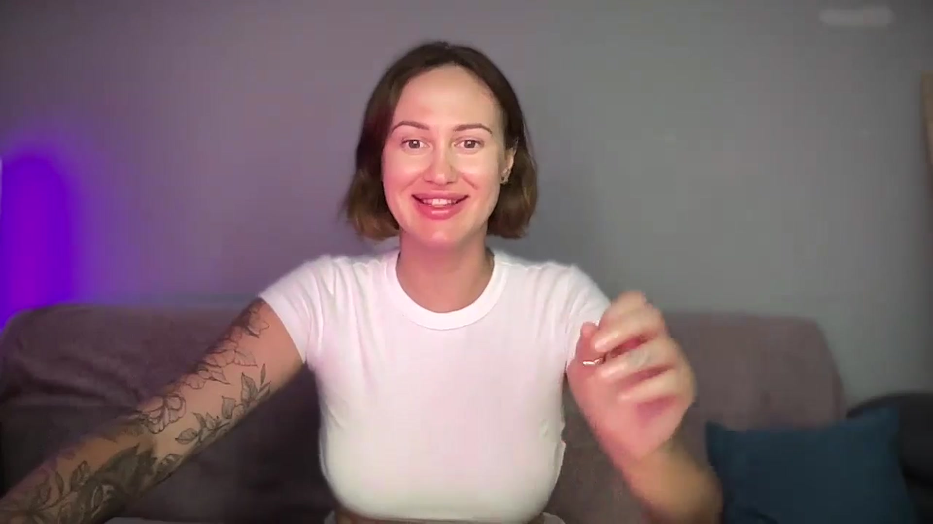 Gallery image thumbnail from Curvy_Me's myfreecams stream on, 08/31/2024, 16:36 image 14 of 20