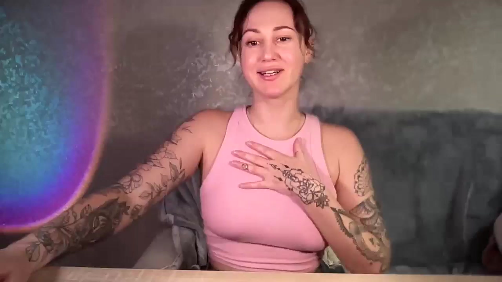 Gallery image thumbnail from Curvy_Me's myfreecams stream on, 12/29/2024, 18:14 image 17 of 20