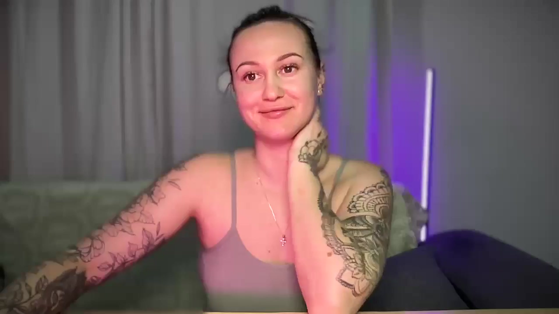 Gallery image thumbnail from Curvy_Me's myfreecams stream on, 03/07/2025, 20:33 image 15 of 20