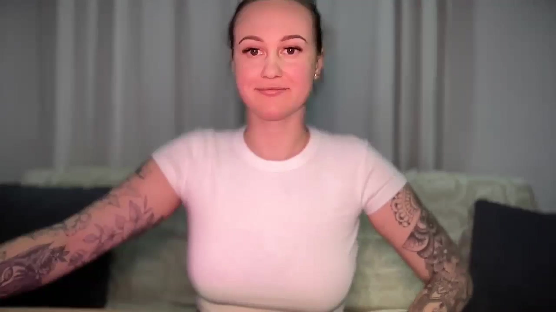 Gallery image thumbnail from Curvy_Me's myfreecams stream on, 03/19/2025, 20:37 image 8 of 20