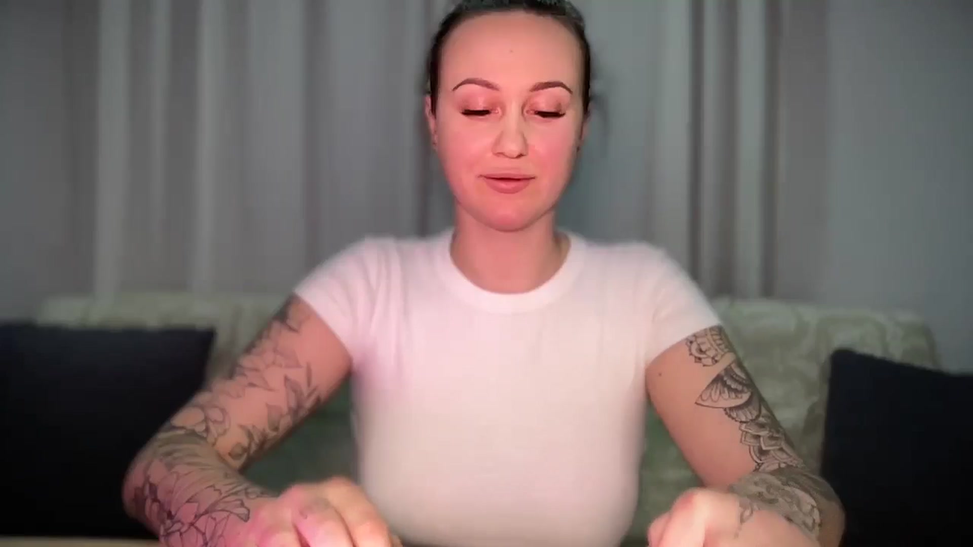Gallery image thumbnail from Curvy_Me's myfreecams stream on, 03/19/2025, 20:37 image 16 of 20