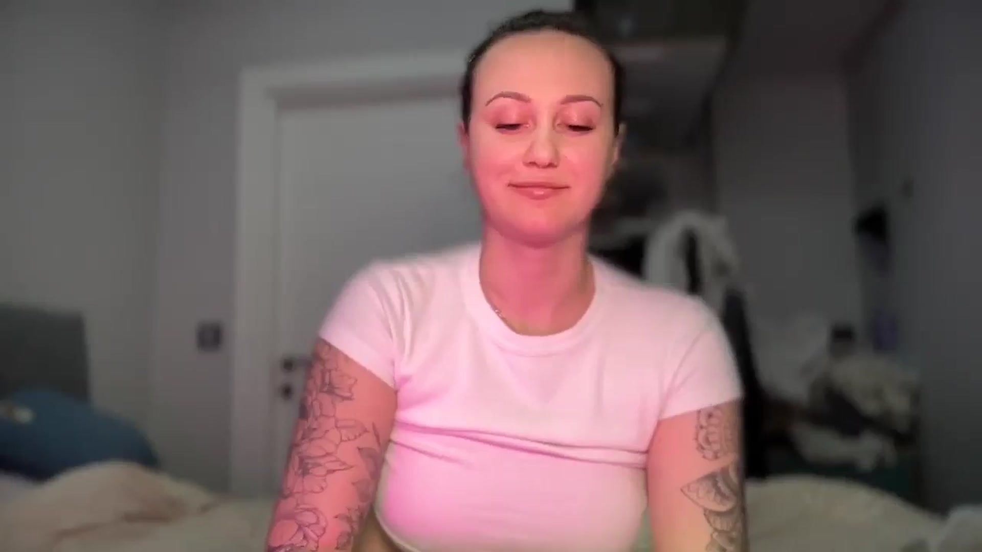 Gallery image thumbnail from Curvy_Me's myfreecams stream on, 03/20/2025, 24:27 image 4 of 20