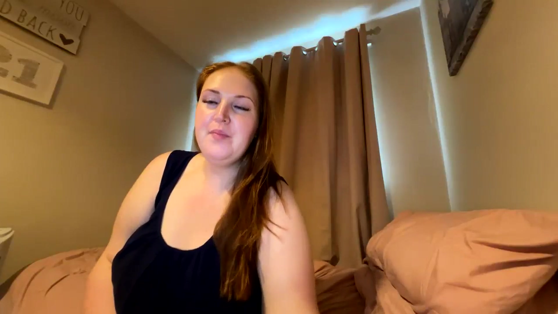 Gallery image thumbnail from Curvyrouge95's myfreecams stream on, 08/04/2024, 09:30 image 7 of 20