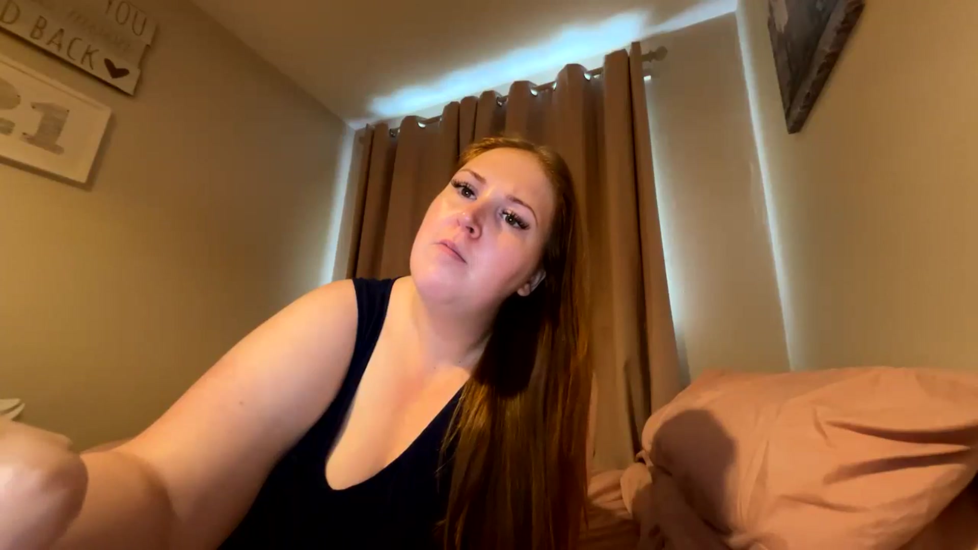 Gallery image thumbnail from Curvyrouge95's myfreecams stream on, 08/04/2024, 09:30 image 8 of 20