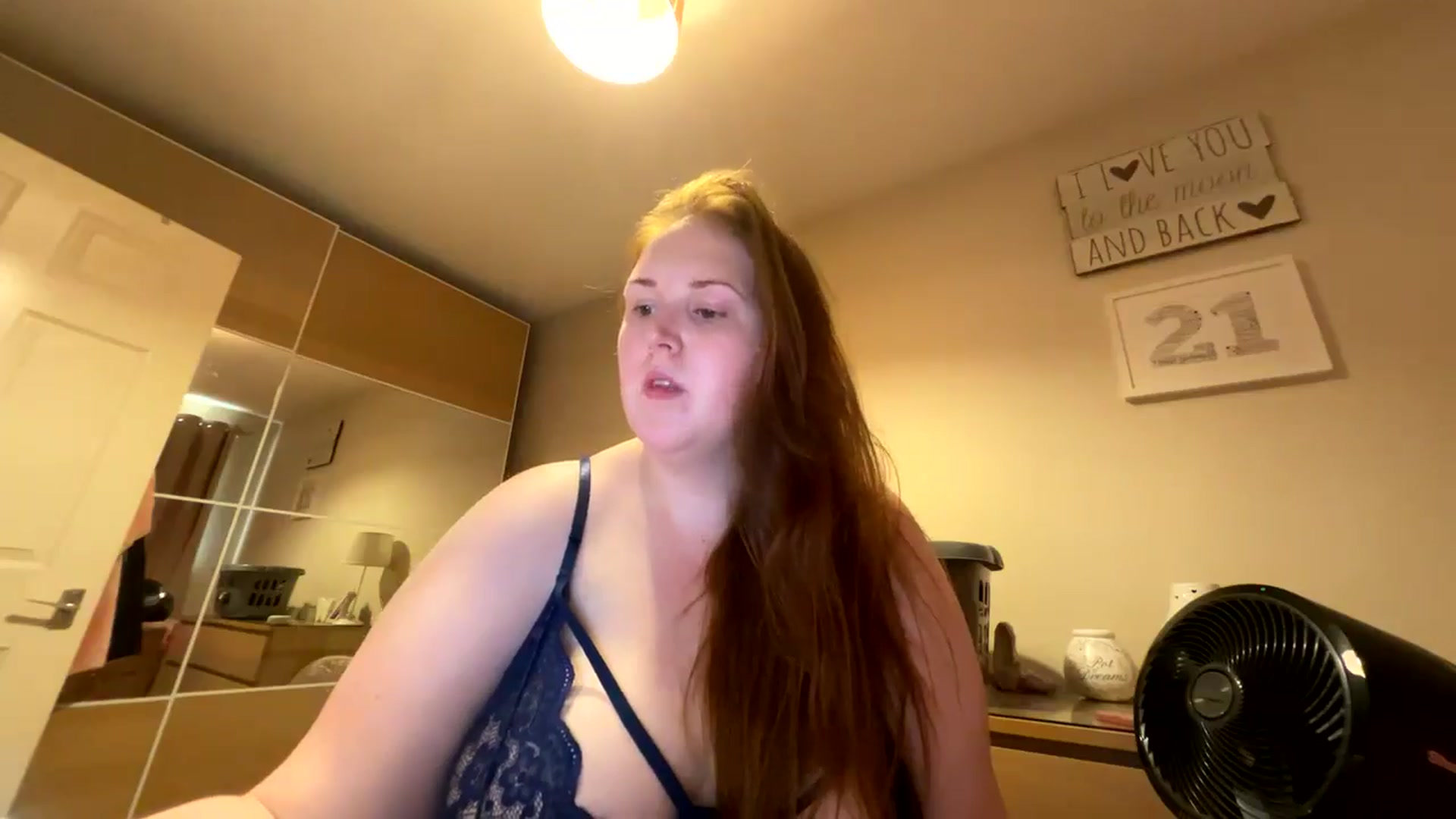 Gallery image thumbnail from Curvyrouge95's myfreecams stream on, 08/30/2024, 18:21 image 16 of 20