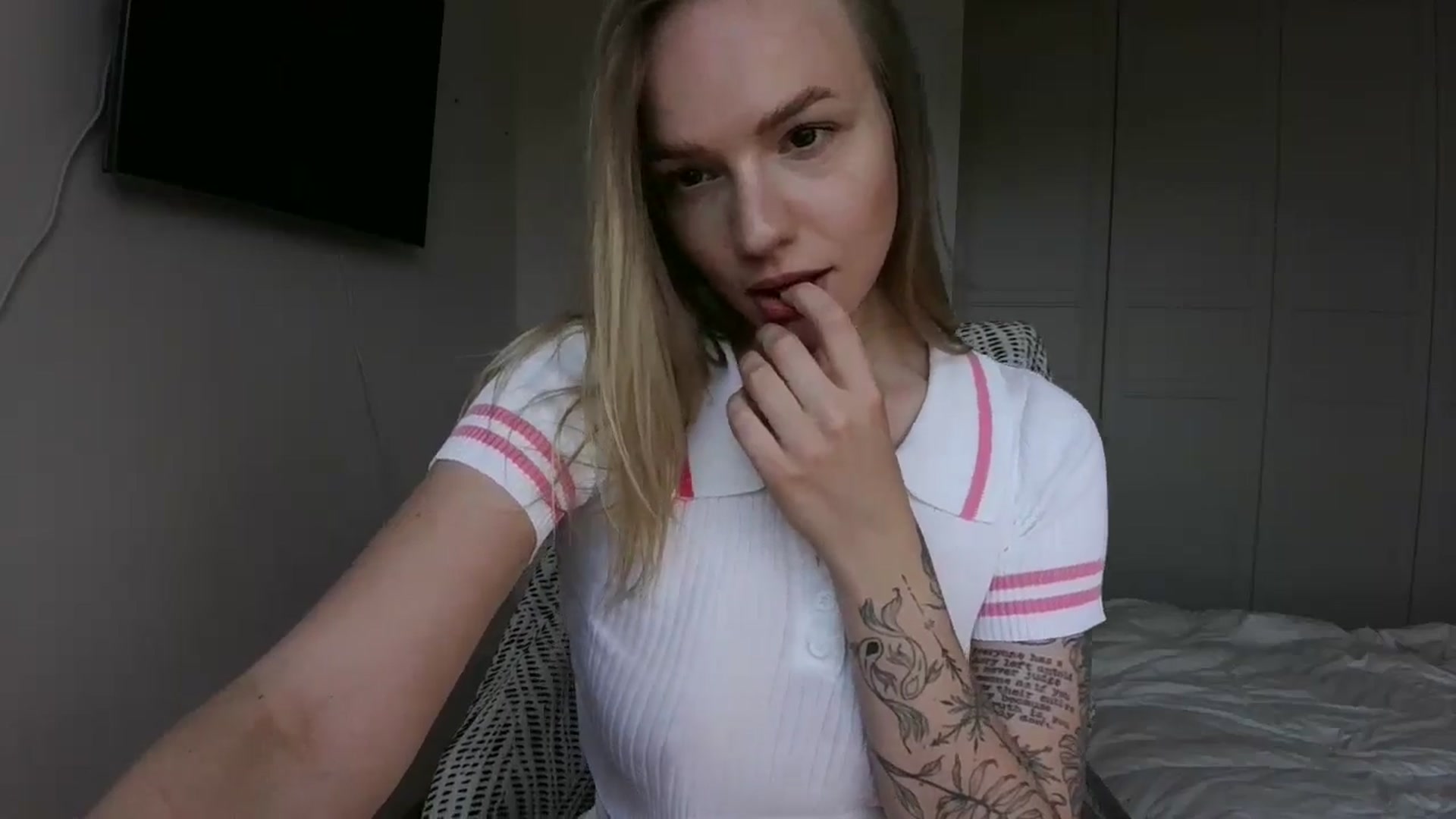 Gallery image thumbnail from Cut34ng3l's myfreecams stream on, 07/15/2024, 12:24 image 15 of 20