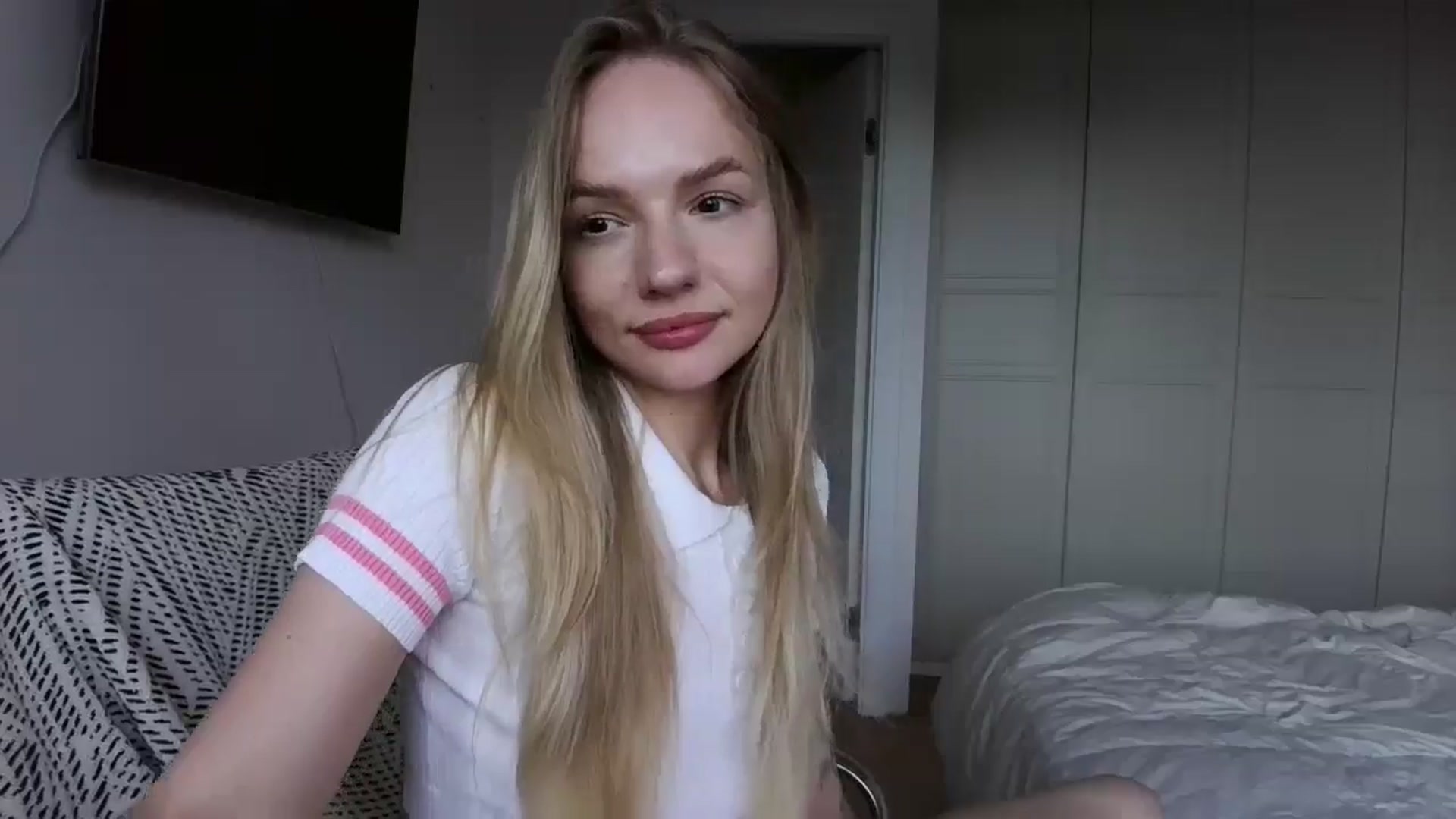 Gallery image thumbnail from Cut34ng3l's myfreecams stream on, 07/15/2024, 13:53 image 11 of 20