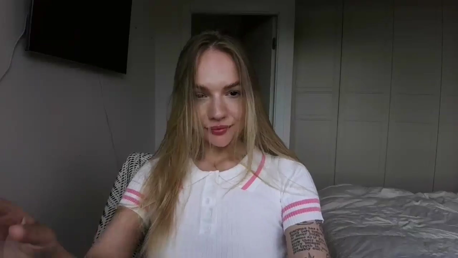 Gallery image thumbnail from Cut34ng3l's myfreecams stream on, 07/15/2024, 13:53 image 12 of 20