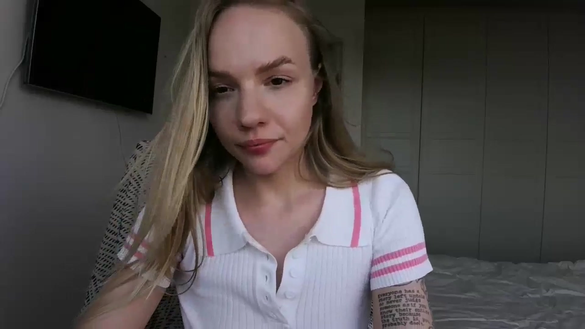 Gallery image thumbnail from Cut34ng3l's myfreecams stream on, 07/15/2024, 17:03 image 4 of 20