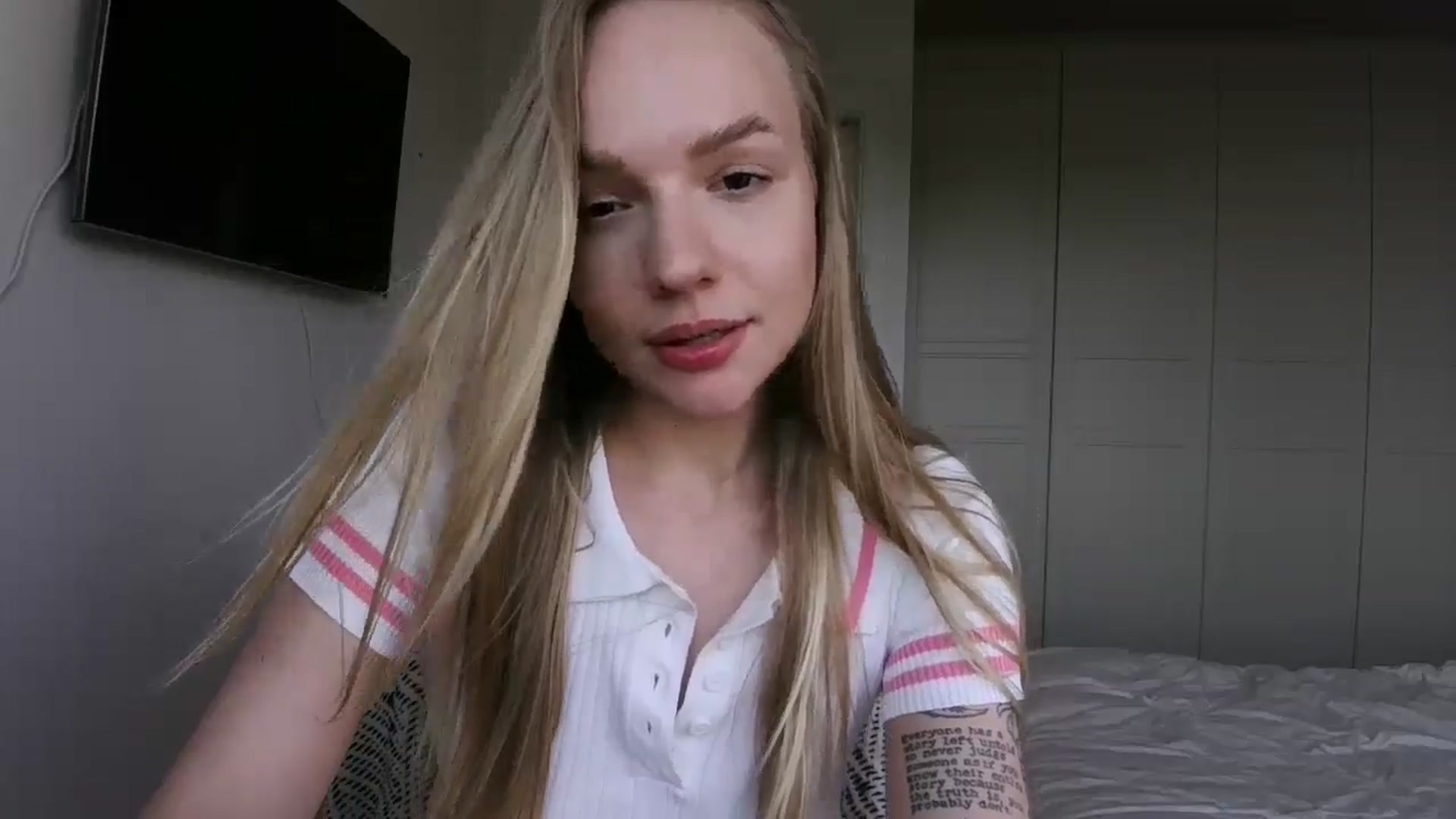 Gallery image thumbnail from Cut34ng3l's myfreecams stream on, 07/15/2024, 17:03 image 10 of 20