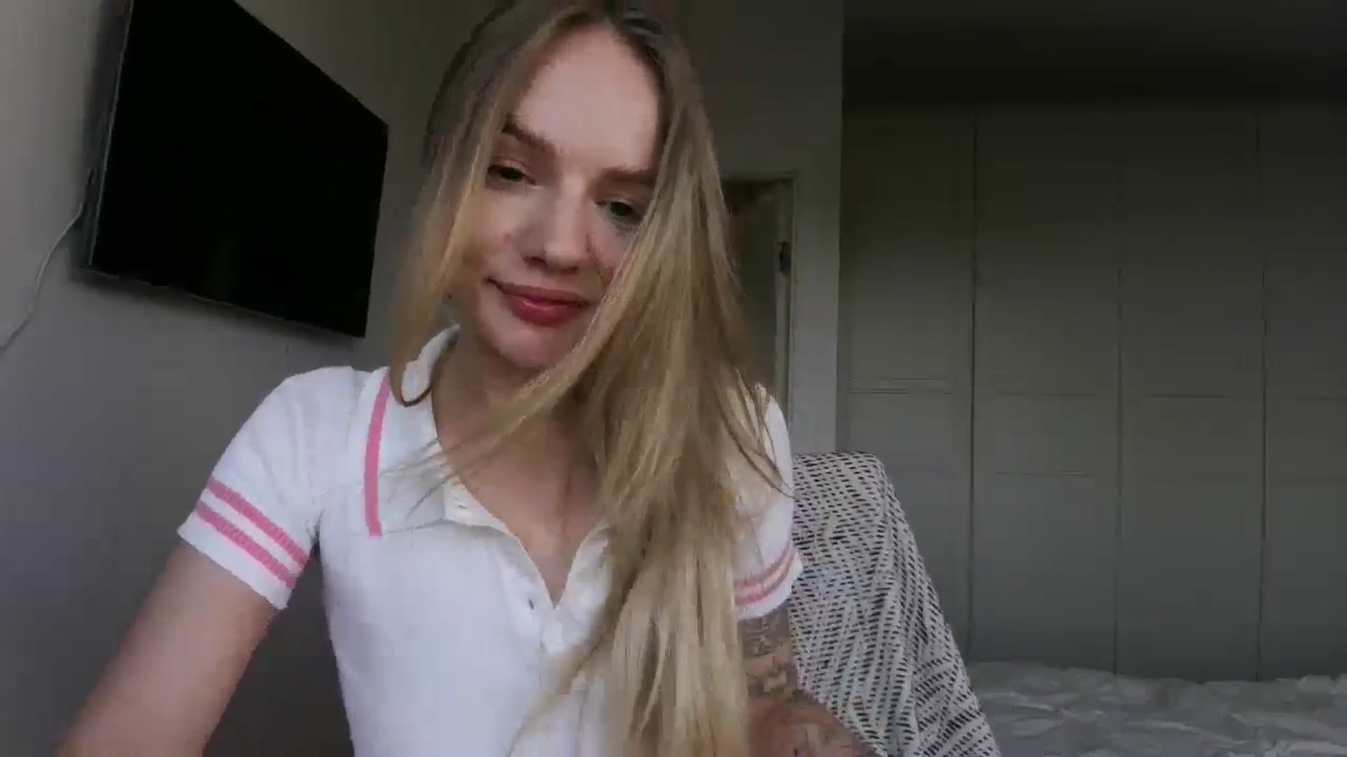 Gallery image thumbnail from Cut34ng3l's myfreecams stream on, 07/15/2024, 17:03 image 6 of 20