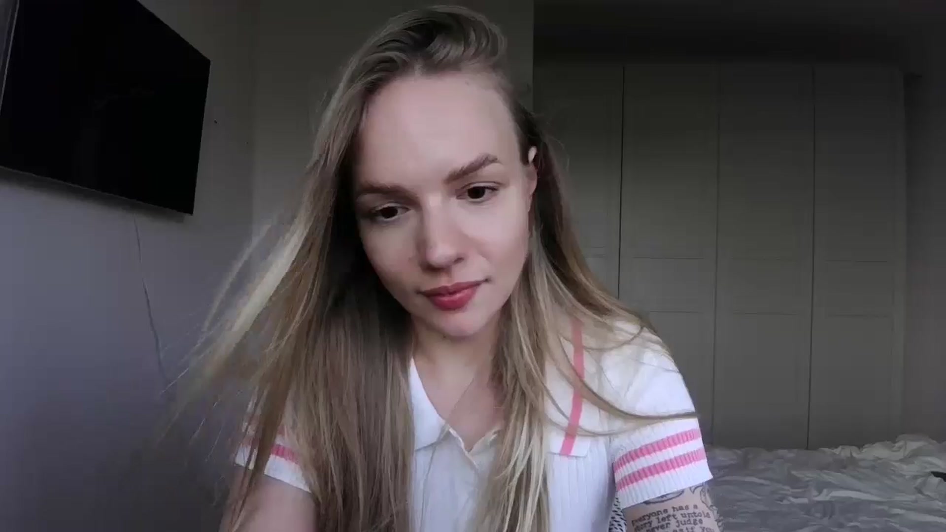 Gallery image thumbnail from Cut34ng3l's myfreecams stream on, 07/15/2024, 17:32 image 13 of 20