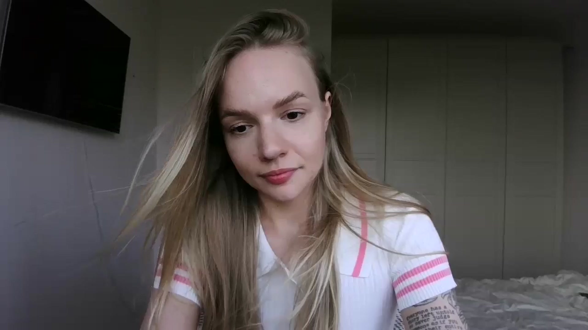 Gallery image thumbnail from Cut34ng3l's myfreecams stream on, 07/15/2024, 17:32 image 11 of 20