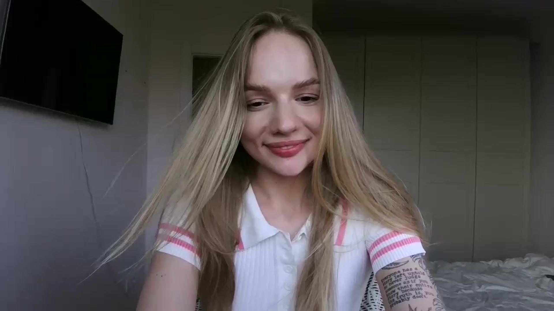 Gallery image thumbnail from Cut34ng3l's myfreecams stream on, 07/15/2024, 17:32 image 1 of 20