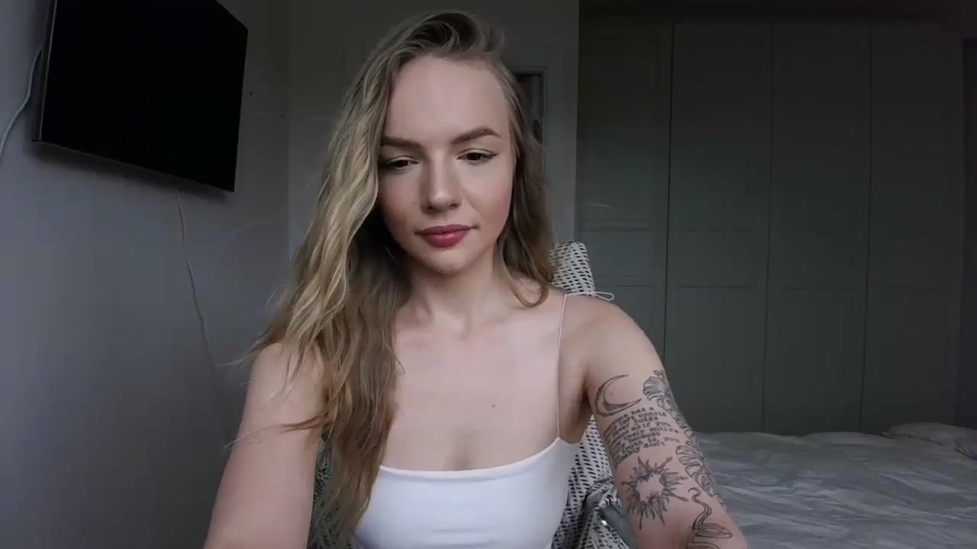 Gallery image thumbnail from Cut34ng3l's myfreecams stream on, 07/16/2024, 11:18 image 11 of 20
