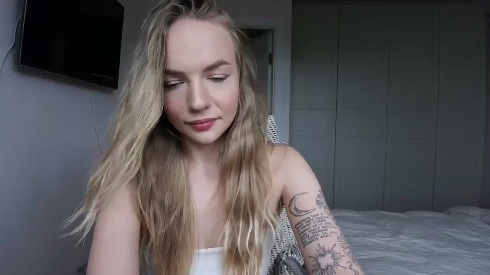 Gallery image thumbnail from Cut34ng3l's myfreecams stream on, 07/16/2024, 11:18 image 16 of 20