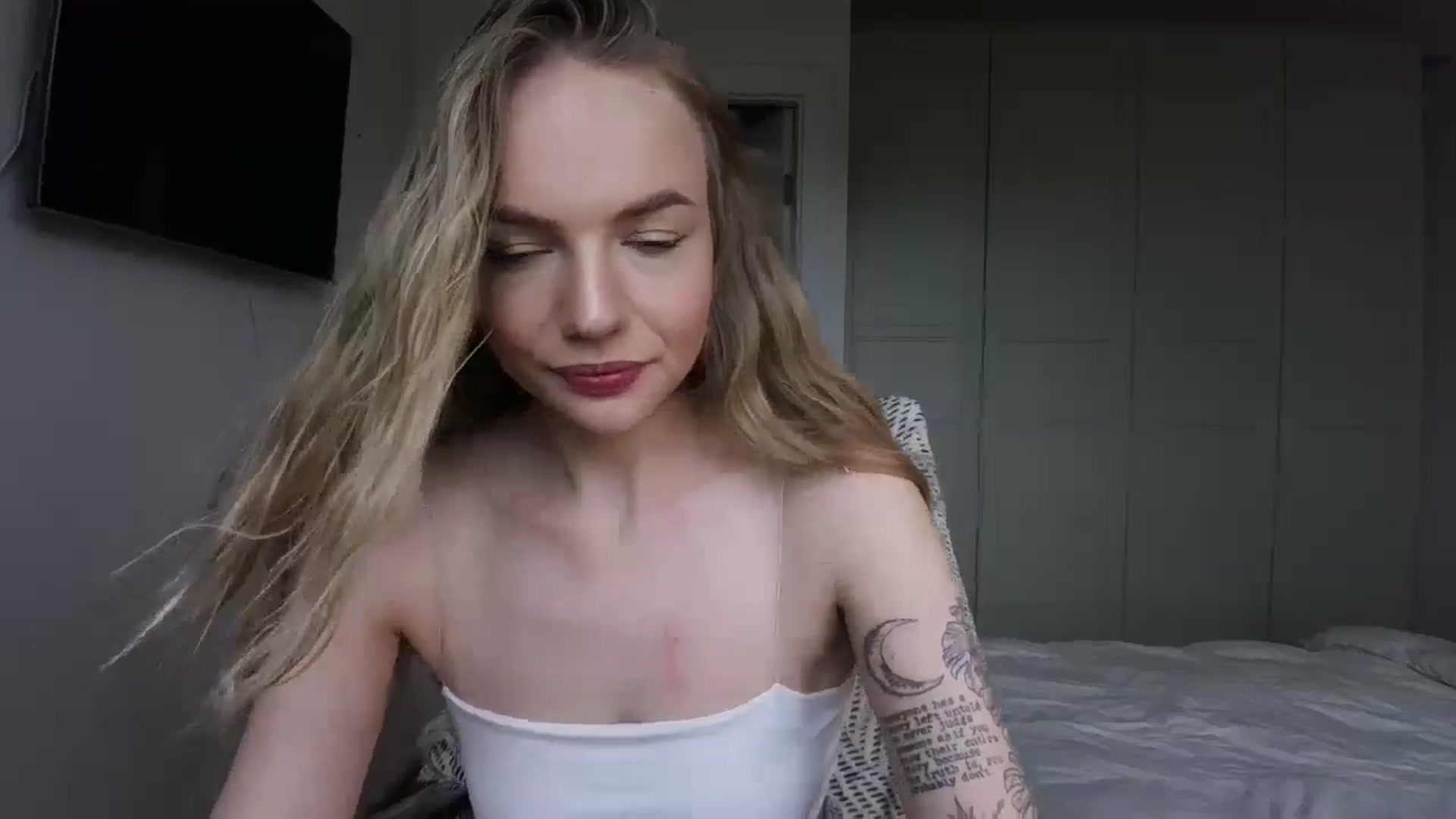 Gallery image thumbnail from Cut34ng3l's myfreecams stream on, 07/16/2024, 12:07 image 16 of 20