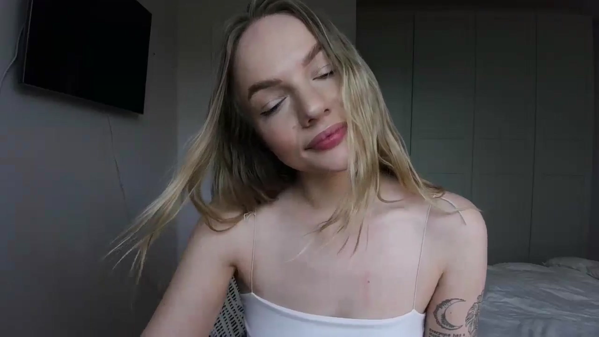 Gallery image thumbnail from Cut34ng3l's myfreecams stream on, 07/16/2024, 12:07 image 17 of 20