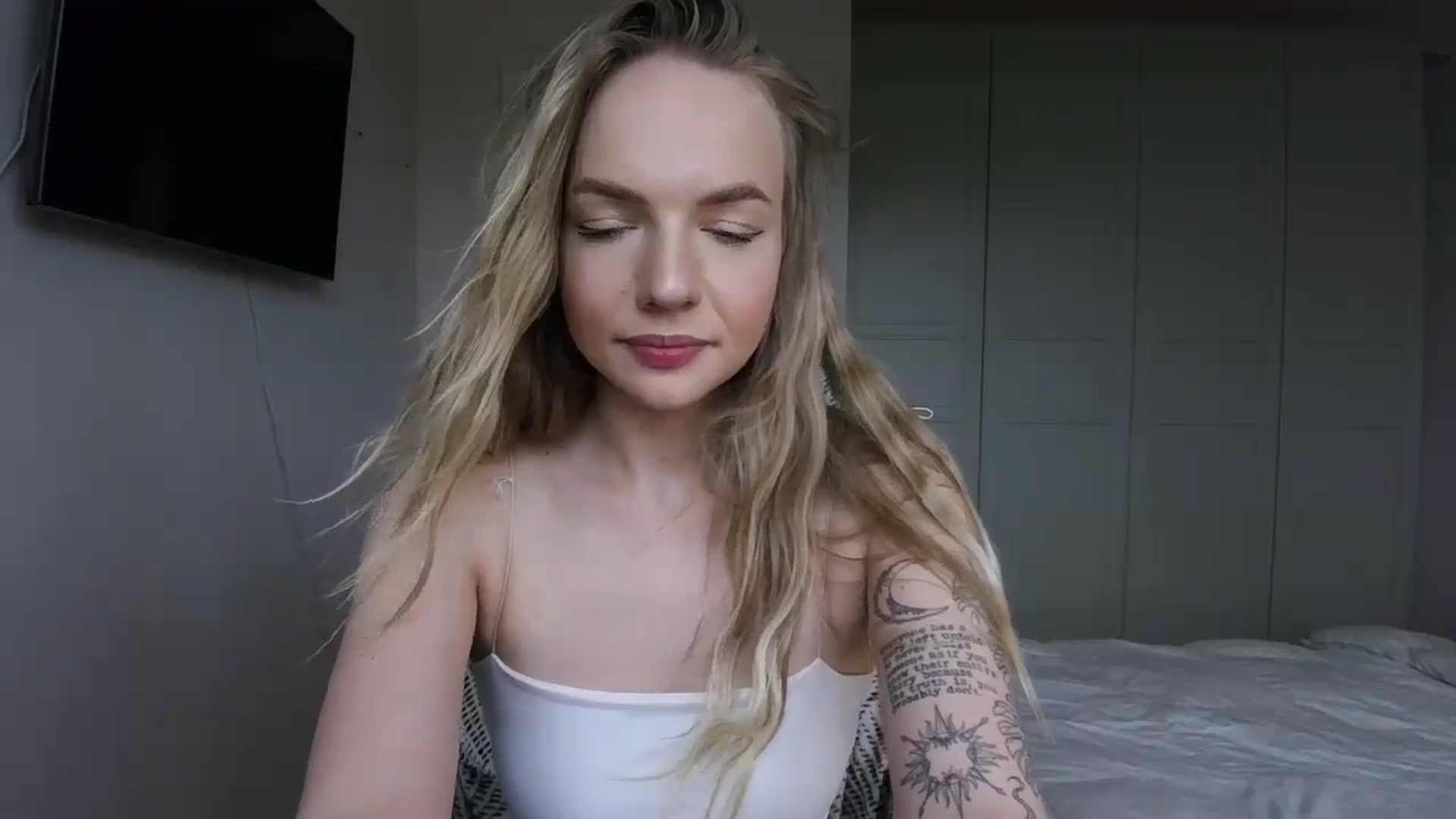 Gallery image thumbnail from Cut34ng3l's myfreecams stream on, 07/16/2024, 12:07 image 14 of 20