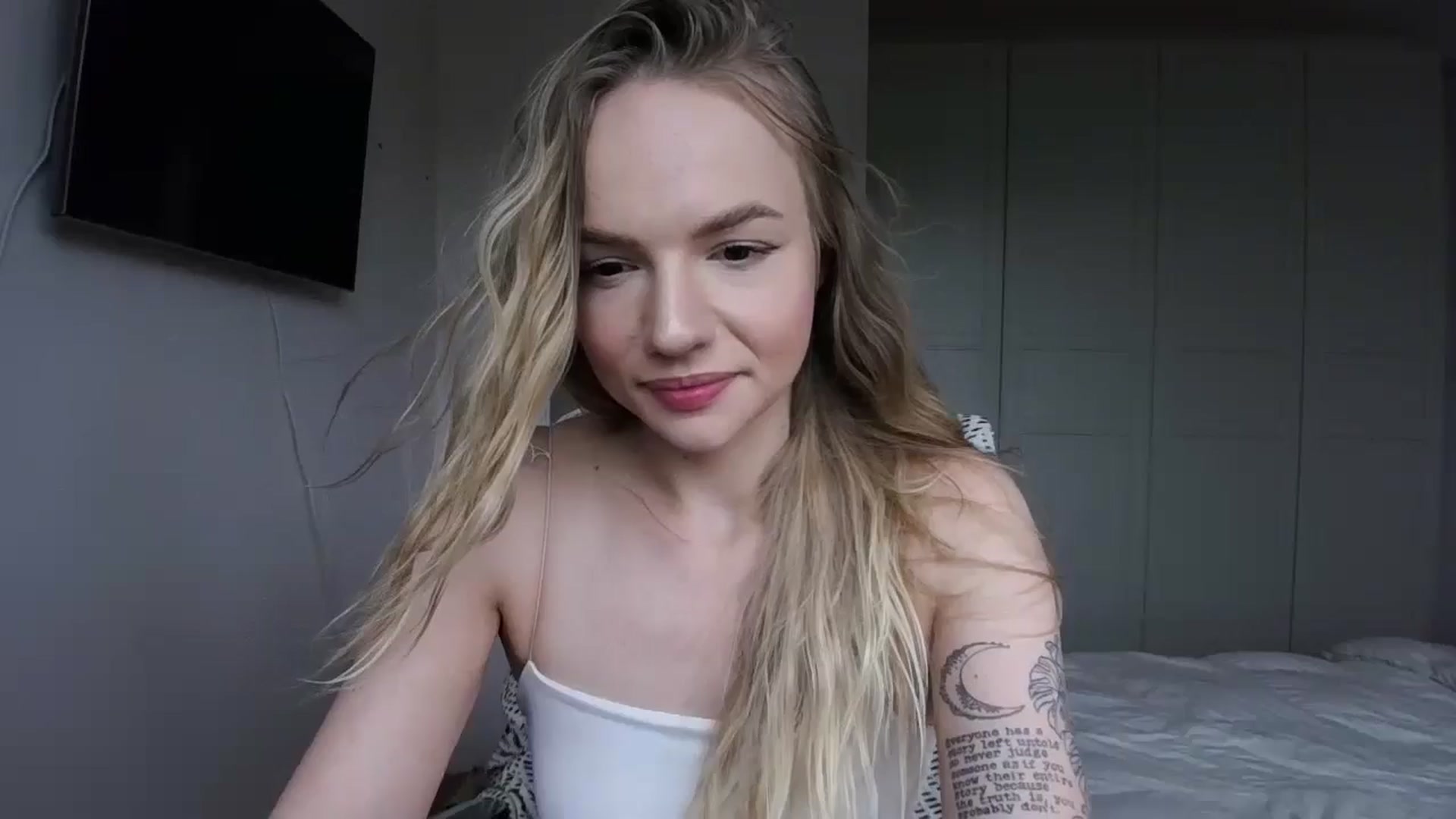 Gallery image thumbnail from Cut34ng3l's myfreecams stream on, 07/16/2024, 12:07 image 1 of 20