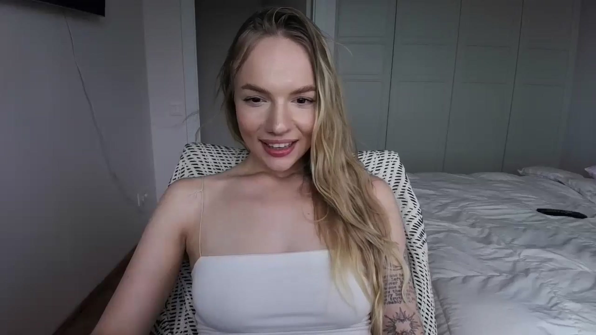Gallery image thumbnail from Cut34ng3l's myfreecams stream on, 07/16/2024, 15:42 image 13 of 20