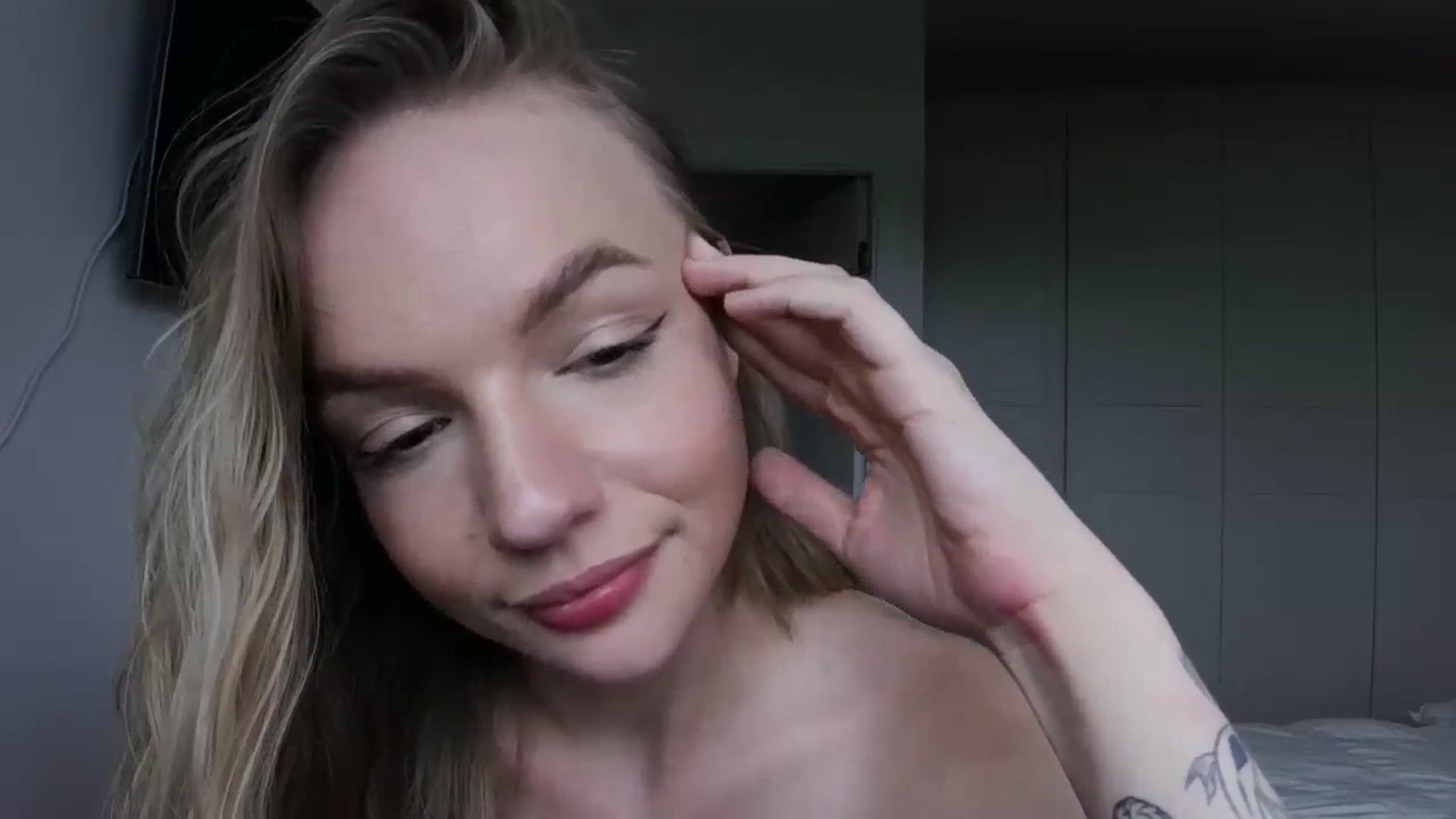 Gallery image thumbnail from Cut34ng3l's myfreecams stream on, 07/16/2024, 15:42 image 19 of 20