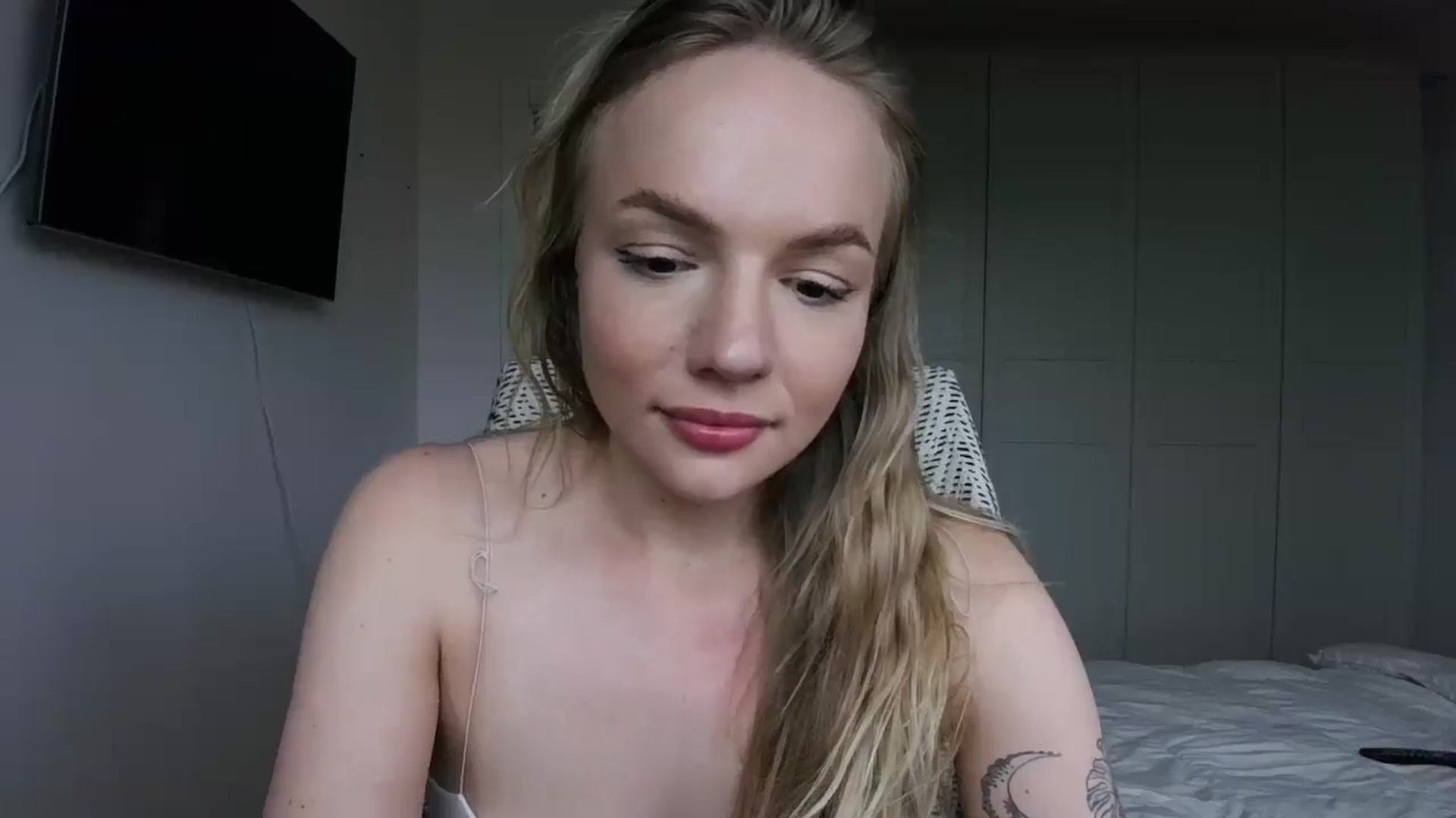Gallery image thumbnail from Cut34ng3l's myfreecams stream on, 07/16/2024, 16:10 image 18 of 20