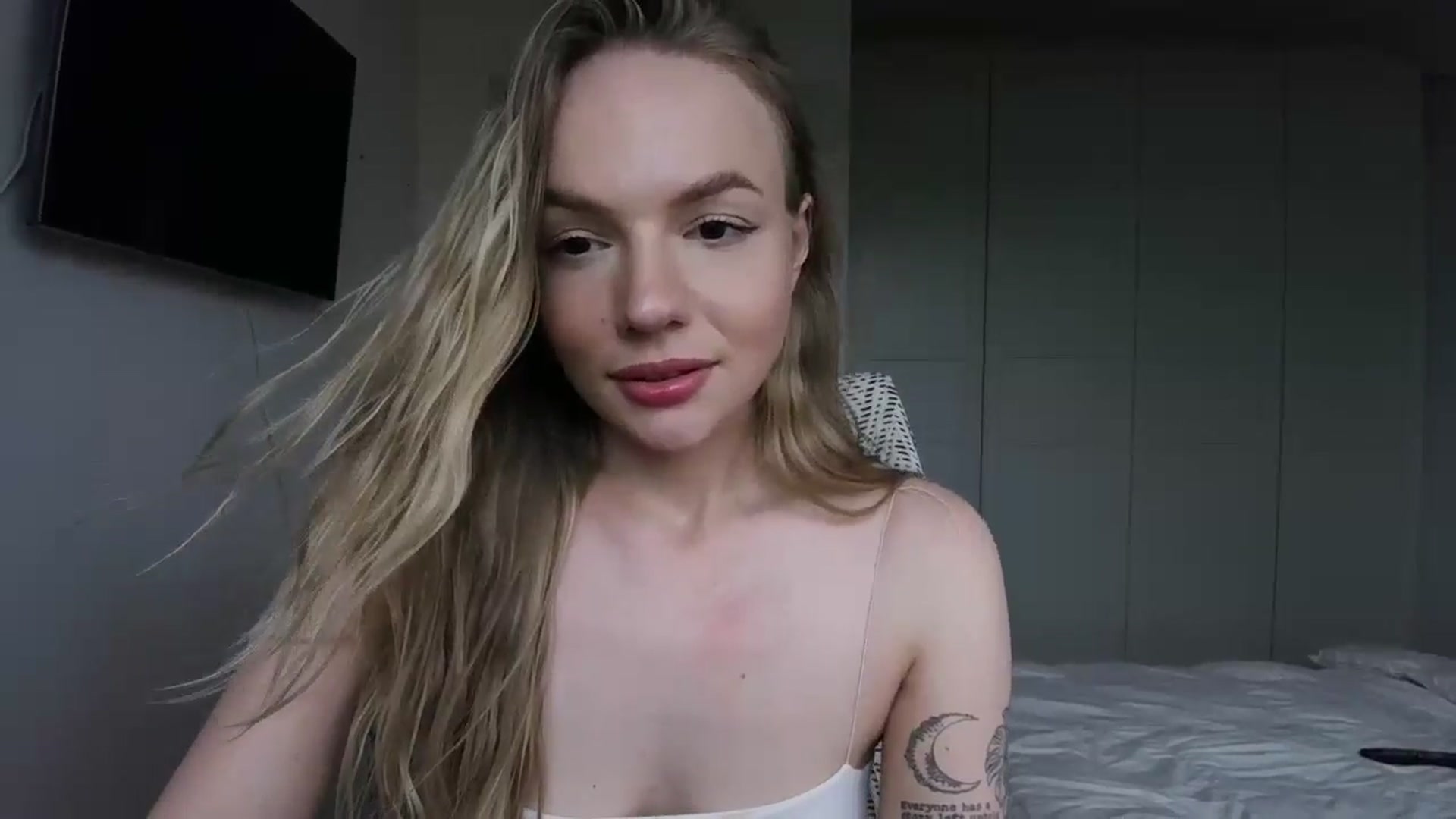 Gallery image thumbnail from Cut34ng3l's myfreecams stream on, 07/16/2024, 16:10 image 15 of 20