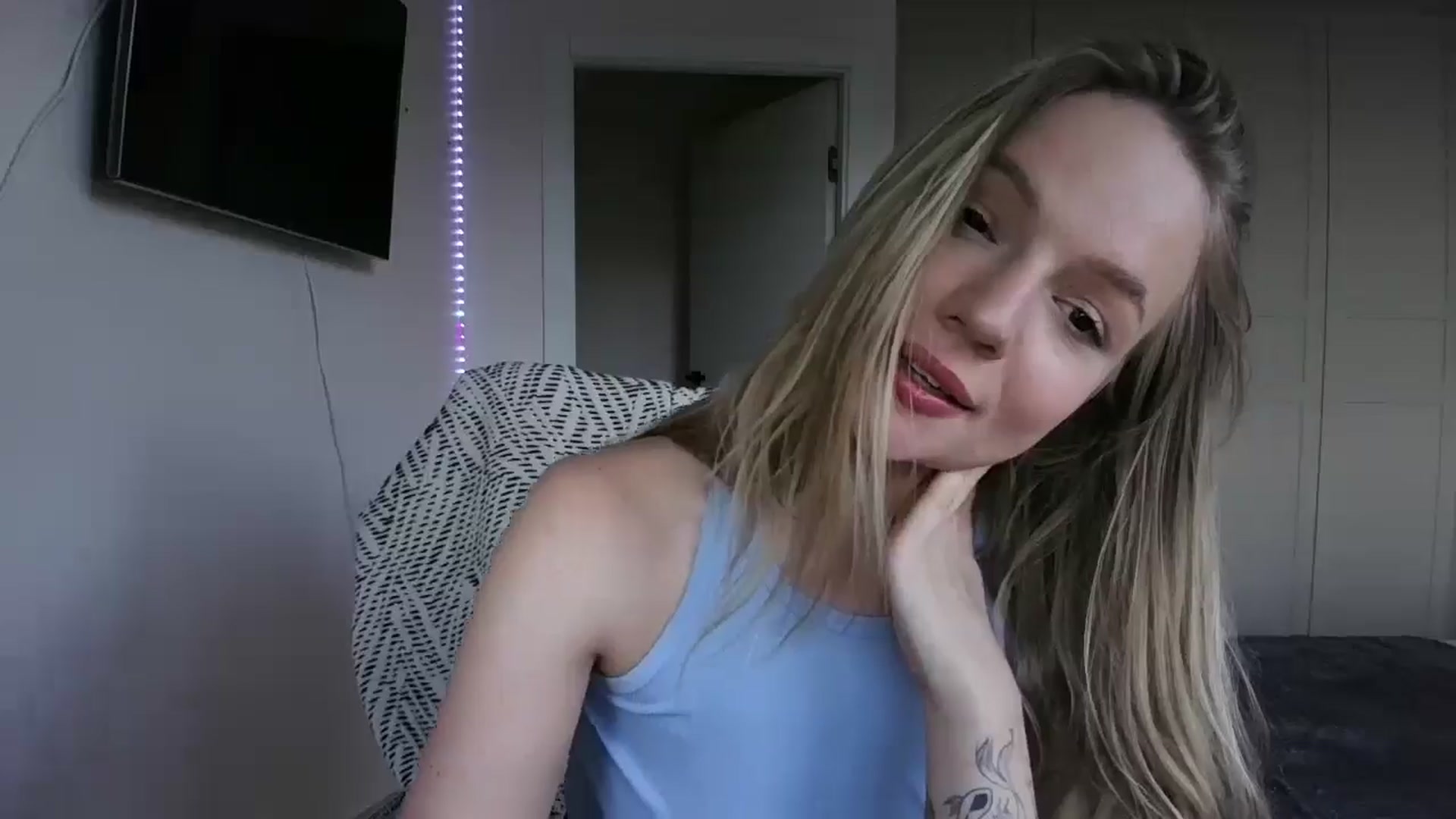 Gallery image thumbnail from Cut34ng3l's myfreecams stream on, 08/03/2024, 18:15 image 7 of 20