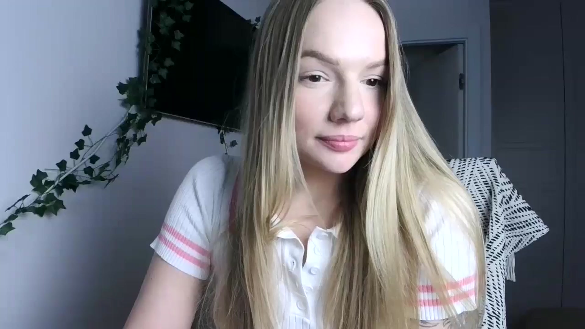 Gallery image thumbnail from Cute4ng3l's myfreecams stream on, 10/14/2024, 19:01 image 13 of 20