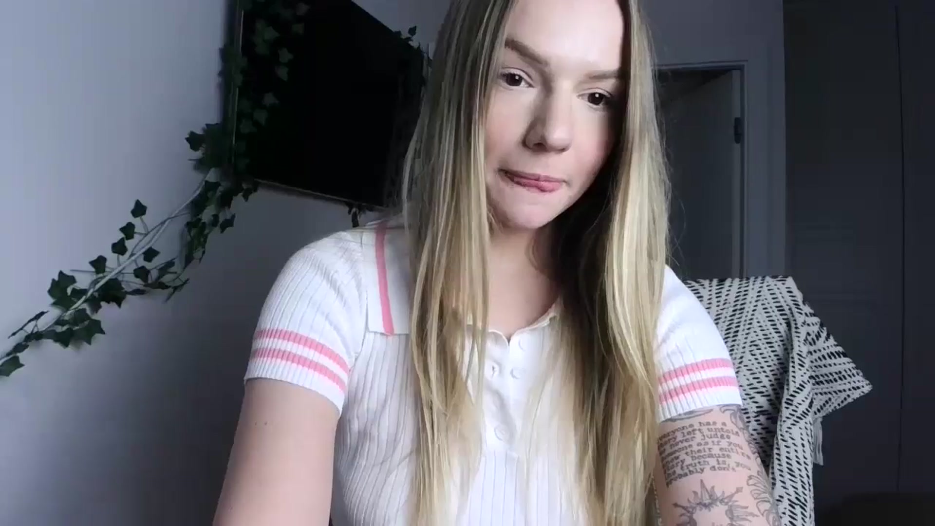 Gallery image thumbnail from Cute4ng3l's myfreecams stream on, 10/14/2024, 19:01 image 8 of 20