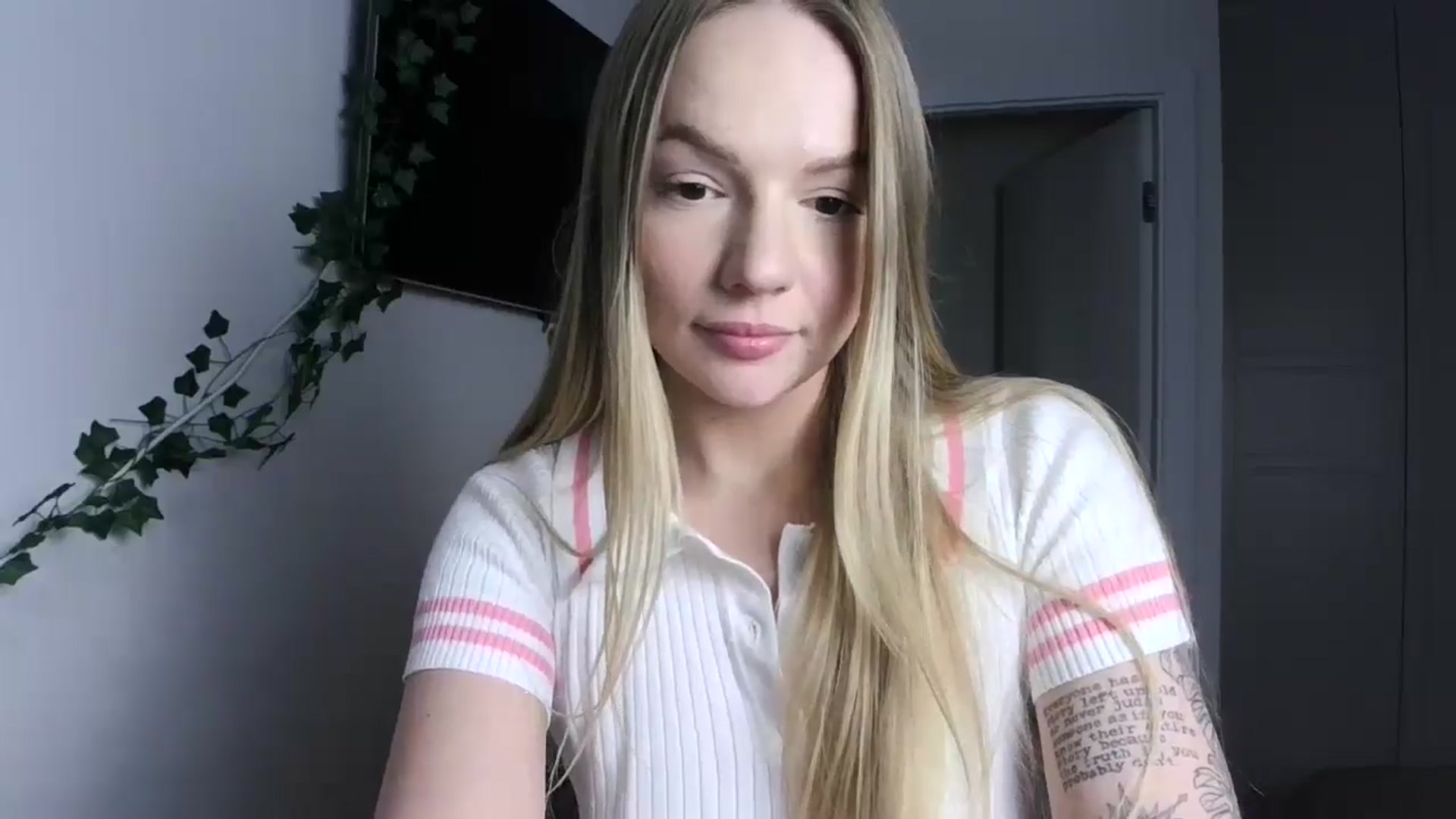 Gallery image thumbnail from Cute4ng3l's myfreecams stream on, 10/14/2024, 19:01 image 15 of 20