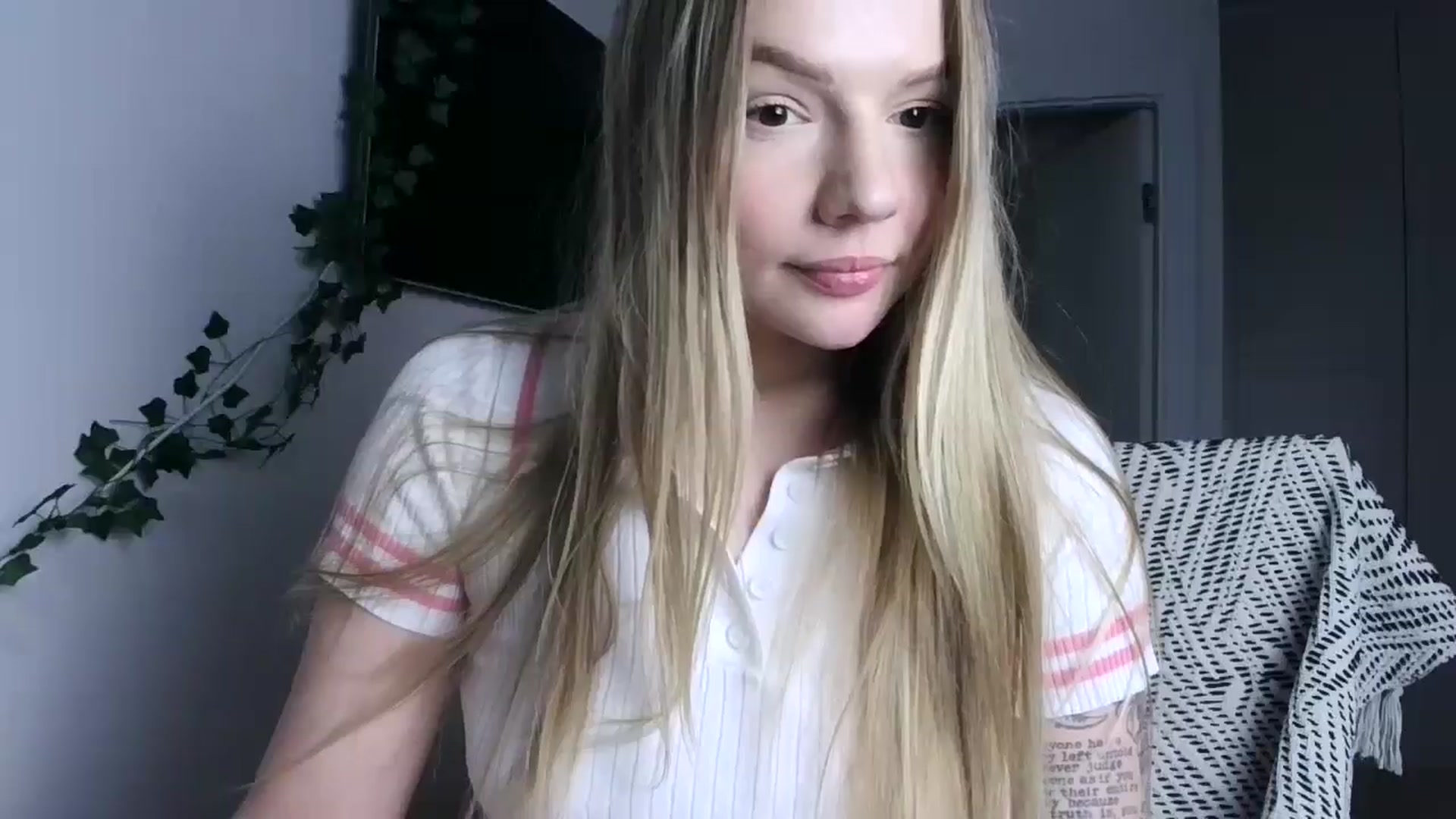 Gallery image thumbnail from Cute4ng3l's myfreecams stream on, 10/14/2024, 19:01 image 6 of 20