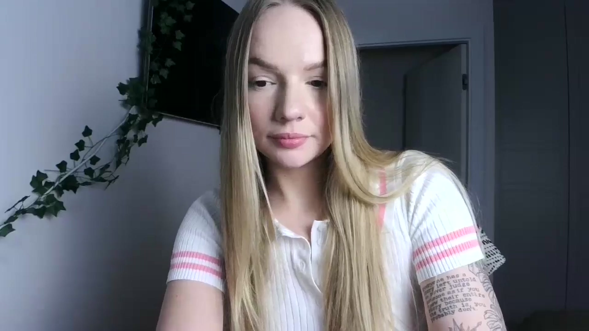 Gallery image thumbnail from Cute4ng3l's myfreecams stream on, 10/14/2024, 19:01 image 14 of 20