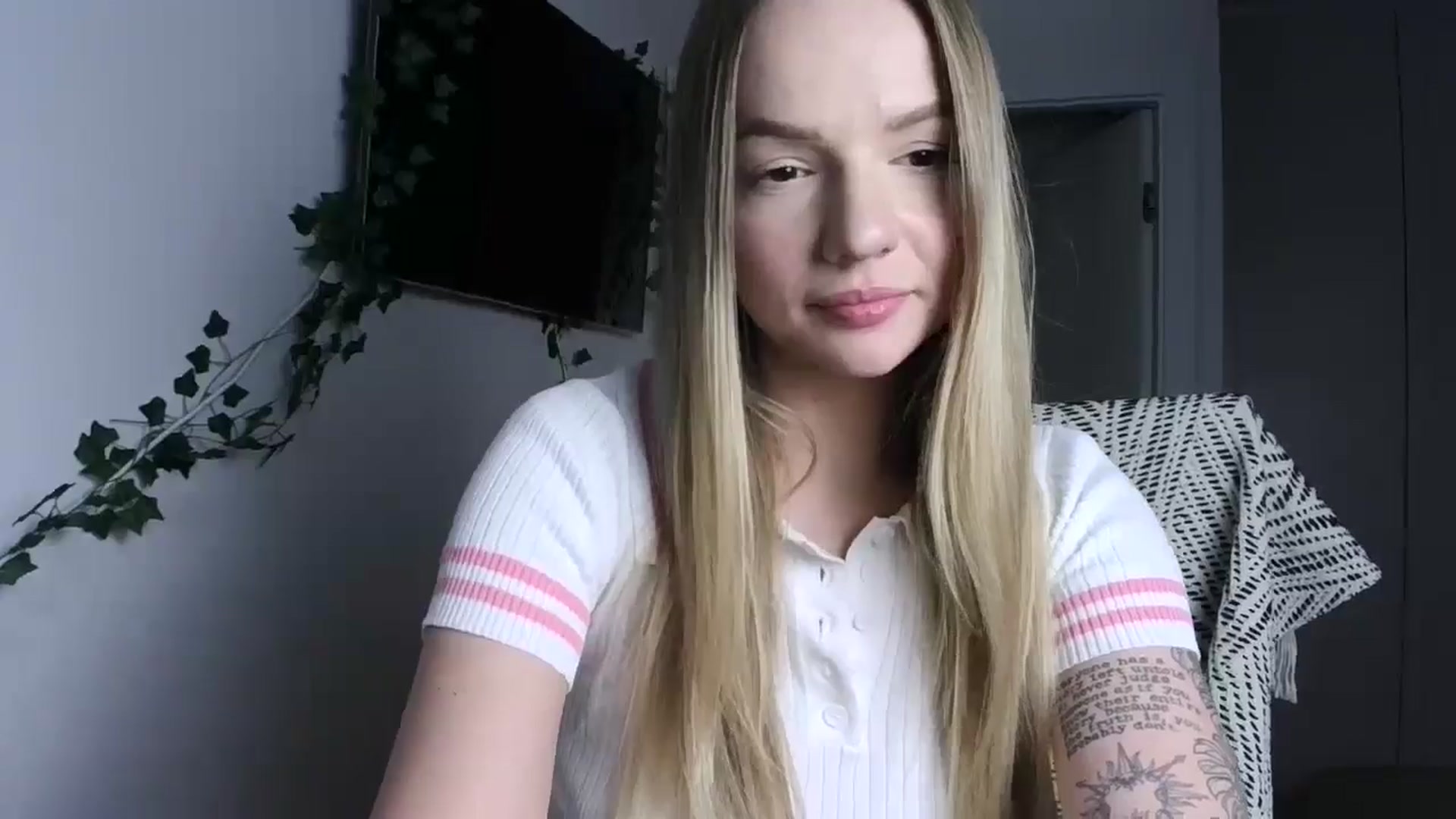 Gallery image thumbnail from Cute4ng3l's myfreecams stream on, 10/14/2024, 19:01 image 12 of 20