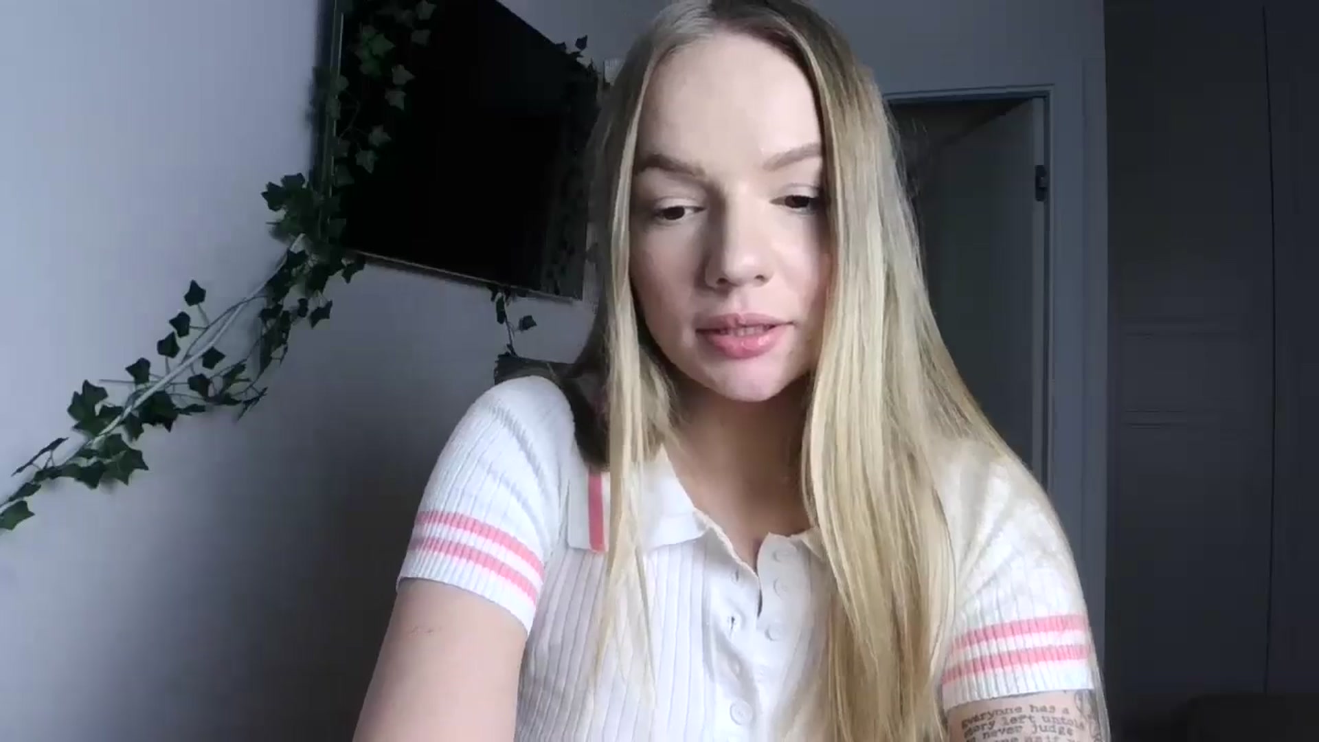 Gallery image thumbnail from Cute4ng3l's myfreecams stream on, 10/14/2024, 19:01 image 2 of 20