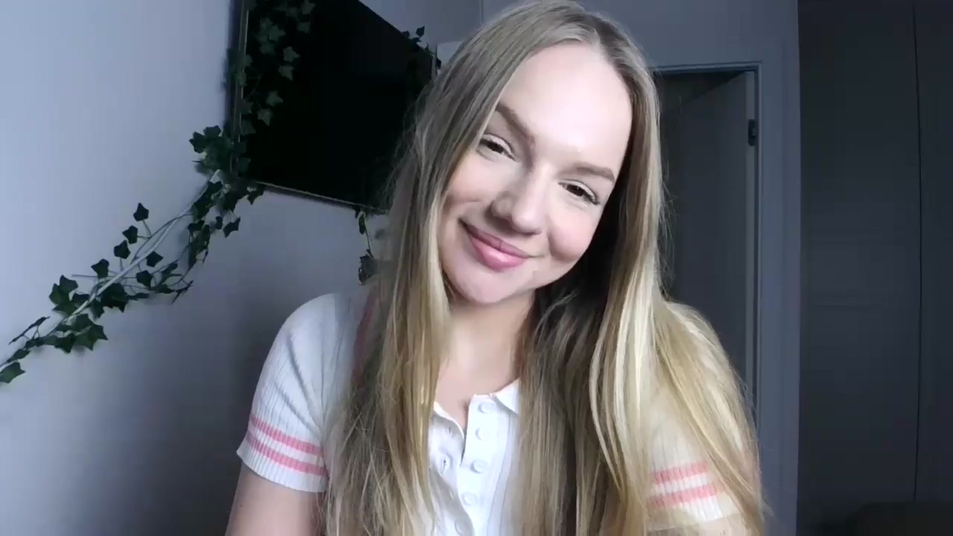 Gallery image thumbnail from Cute4ng3l's myfreecams stream on, 10/14/2024, 19:01 image 3 of 20