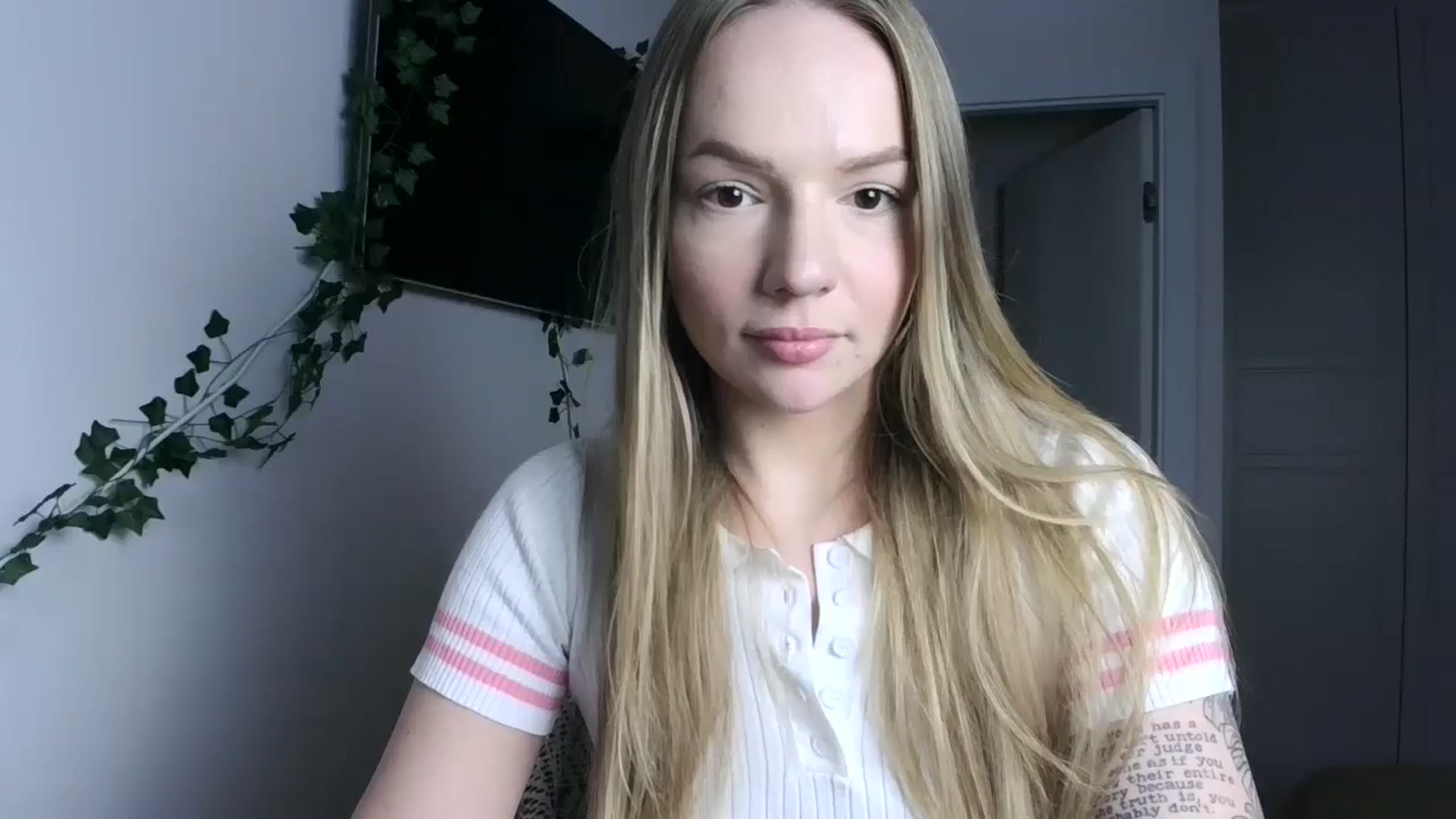 Gallery image thumbnail from Cute4ng3l's myfreecams stream on, 10/14/2024, 19:01 image 16 of 20