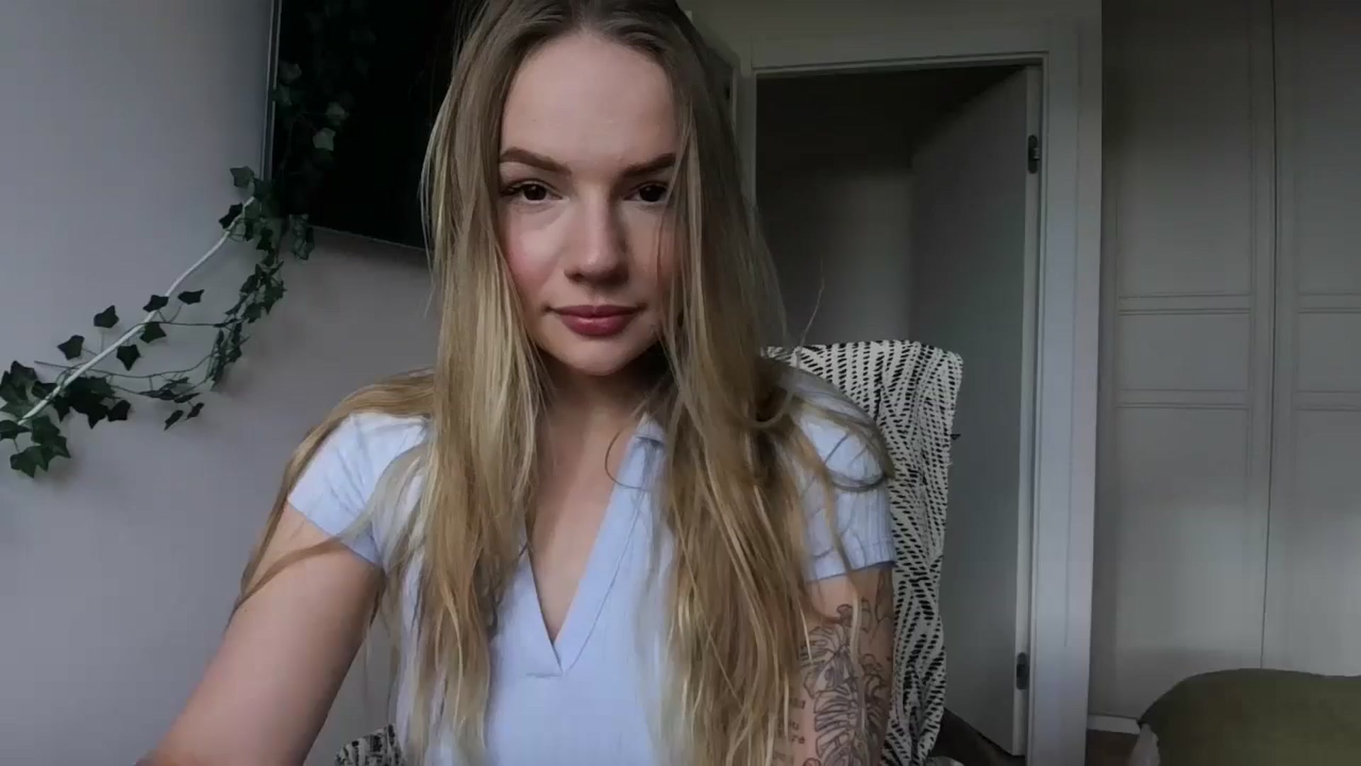 Gallery image thumbnail from Cute4ng3l's myfreecams stream on, 10/15/2024, 13:03 image 16 of 20
