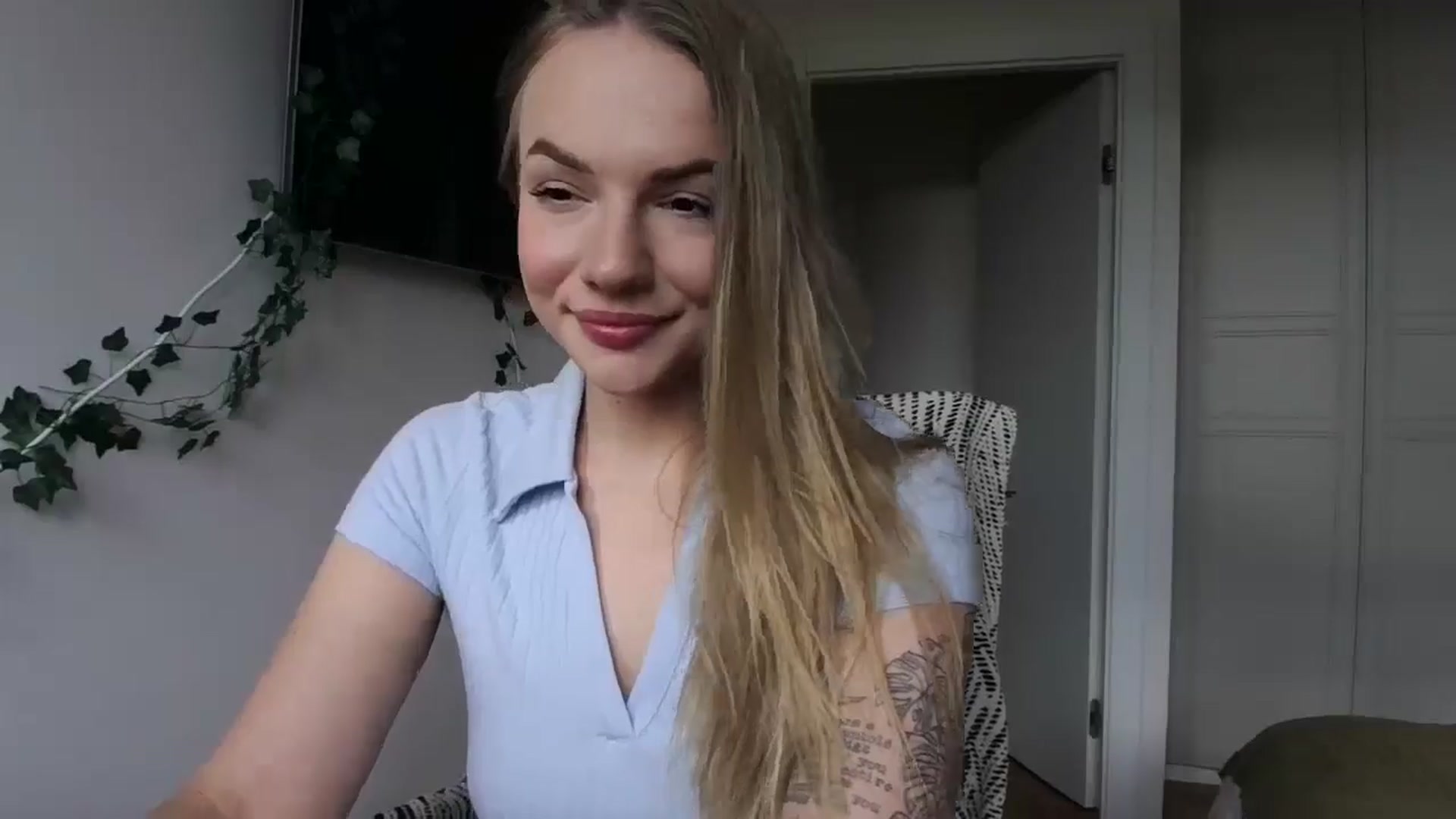 Gallery image thumbnail from Cute4ng3l's myfreecams stream on, 10/15/2024, 13:03 image 13 of 20
