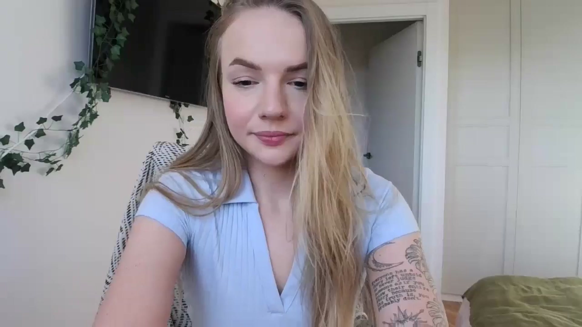 Gallery image thumbnail from Cute4ng3l's myfreecams stream on, 10/15/2024, 14:17 image 8 of 20