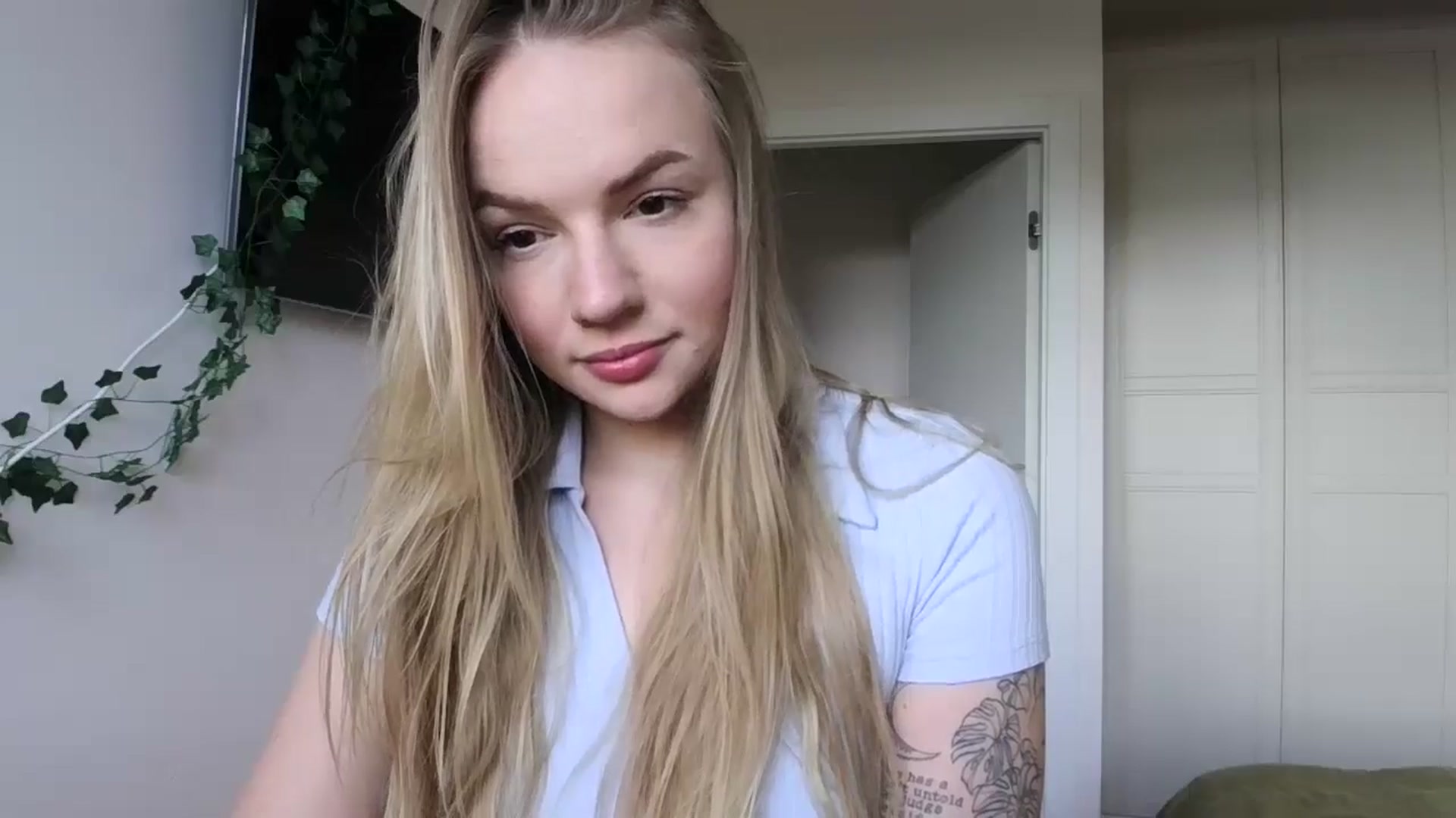 Gallery image thumbnail from Cute4ng3l's myfreecams stream on, 10/15/2024, 14:17 image 14 of 20