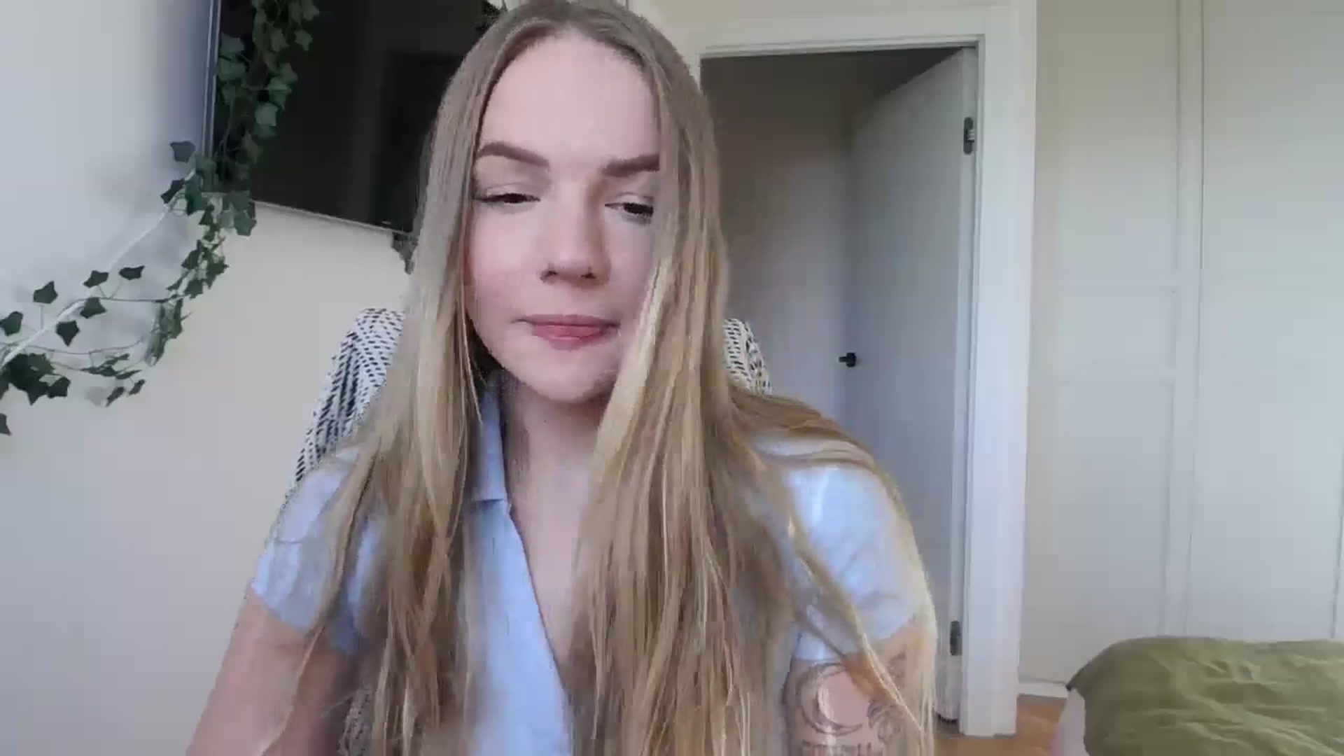 Gallery image thumbnail from Cute4ng3l's myfreecams stream on, 10/15/2024, 14:17 image 2 of 20