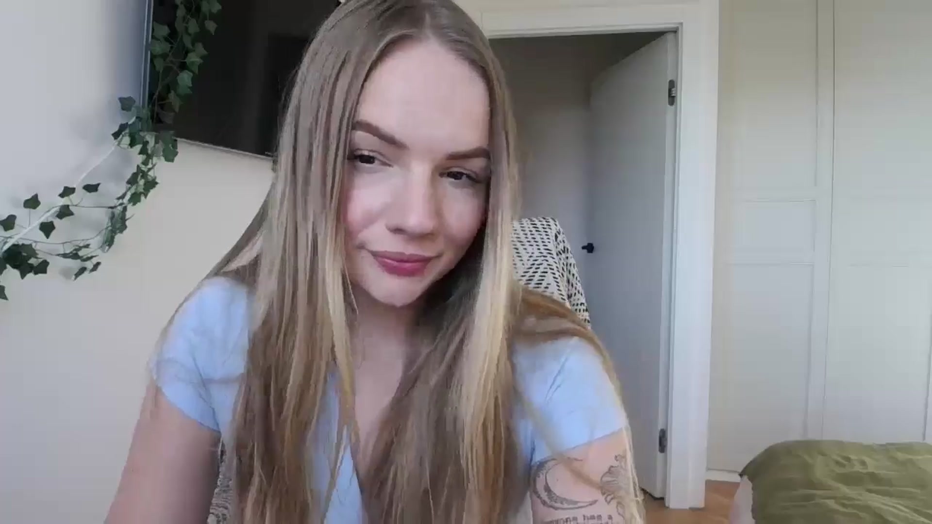 Gallery image thumbnail from Cute4ng3l's myfreecams stream on, 10/15/2024, 14:17 image 3 of 20