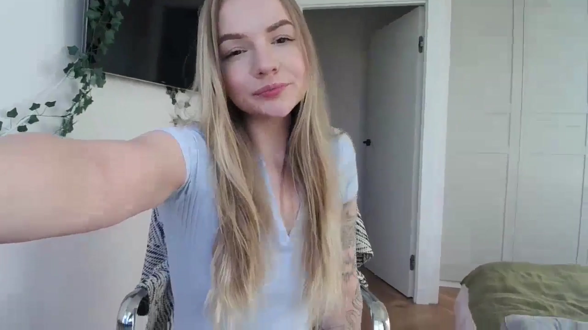 Gallery image thumbnail from Cute4ng3l's myfreecams stream on, 10/15/2024, 14:56 image 11 of 20