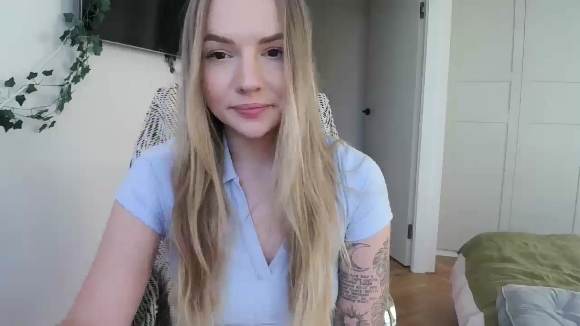 Gallery image thumbnail from Cute4ng3l's myfreecams stream on, 10/15/2024, 14:56 image 14 of 20