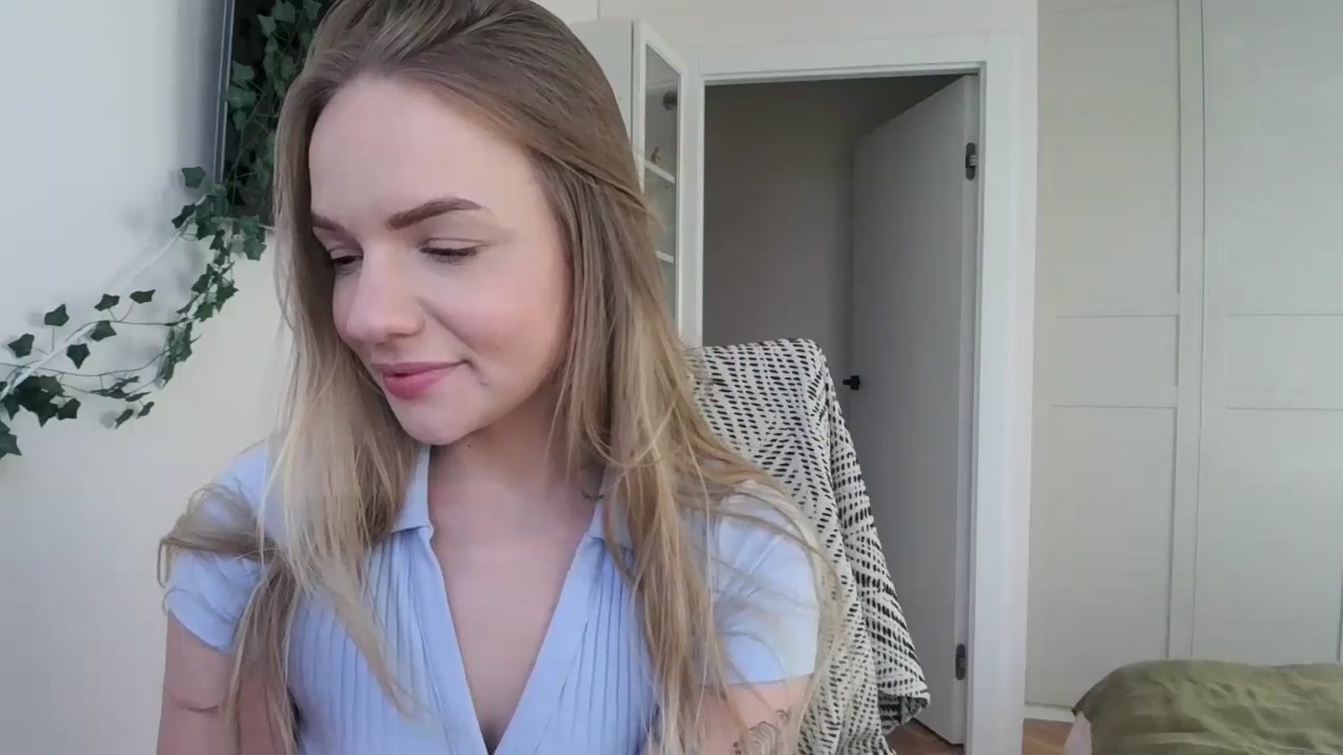 Gallery image thumbnail from Cute4ng3l's myfreecams stream on, 10/15/2024, 14:56 image 6 of 20